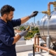 Técnico medindo a temperatura da água no reservatório térmico de aquecedor solar