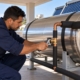 Técnico fazendo reparo em reservatório térmico de inox de aquecedor solar