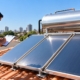 Técnico fazendo checklist de revisão de aquecedor solar no telhado